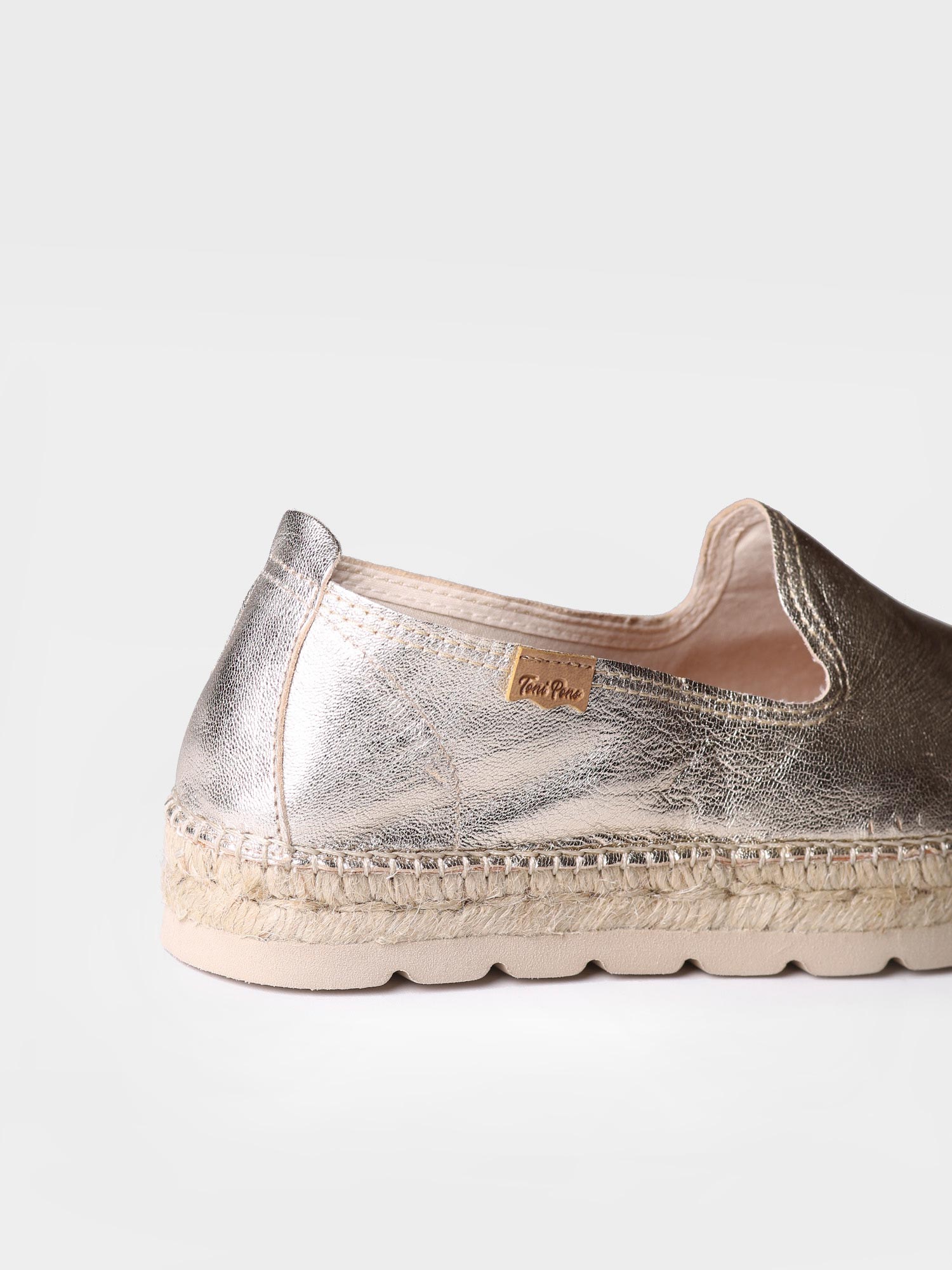 Zapatillas cerradas doradas | AURORA