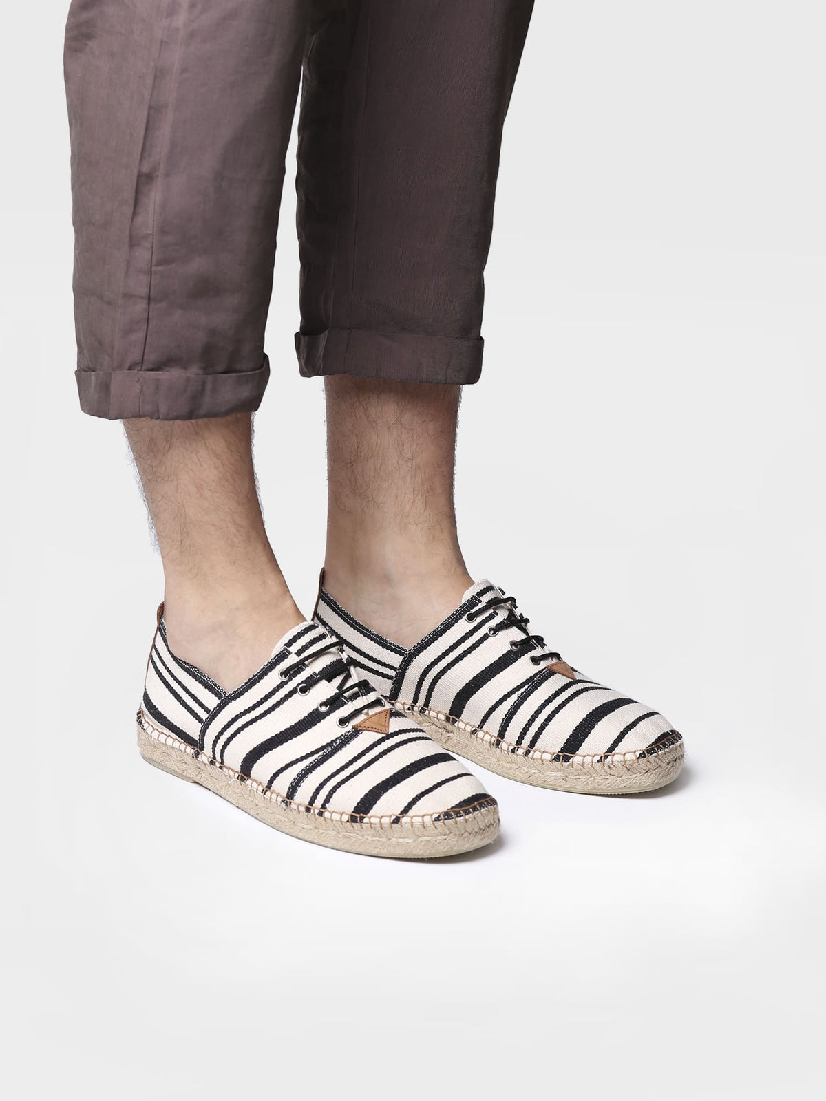 Alpargata cerrada con cordones de rayas | DARIO-BR