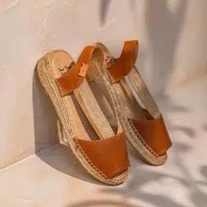 Alpargata de mujer en piel con cuña y elásticos para un calce más ancho | TALA - Thumbnail Image 1