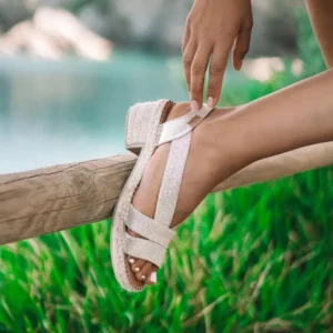 Alpargata de mujer con tacón ancho y elásticos metalizados | DAMA - Thumbnail Image 1